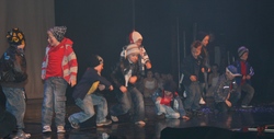 Røverne danser  1  