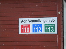 Adresseskilt med n&oslash;dnummer ved Prestlia. Foto: Jarle Rennan