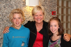 Kristin Halvorsen sammen med Margrete og Jørgen