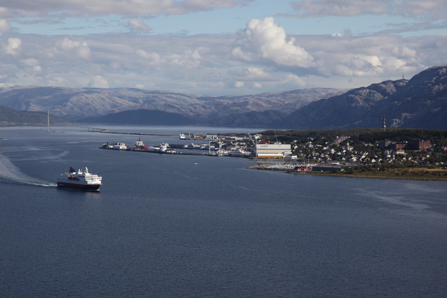 Hurtigruten seiler ut av Sandnessj&oslash;en havn