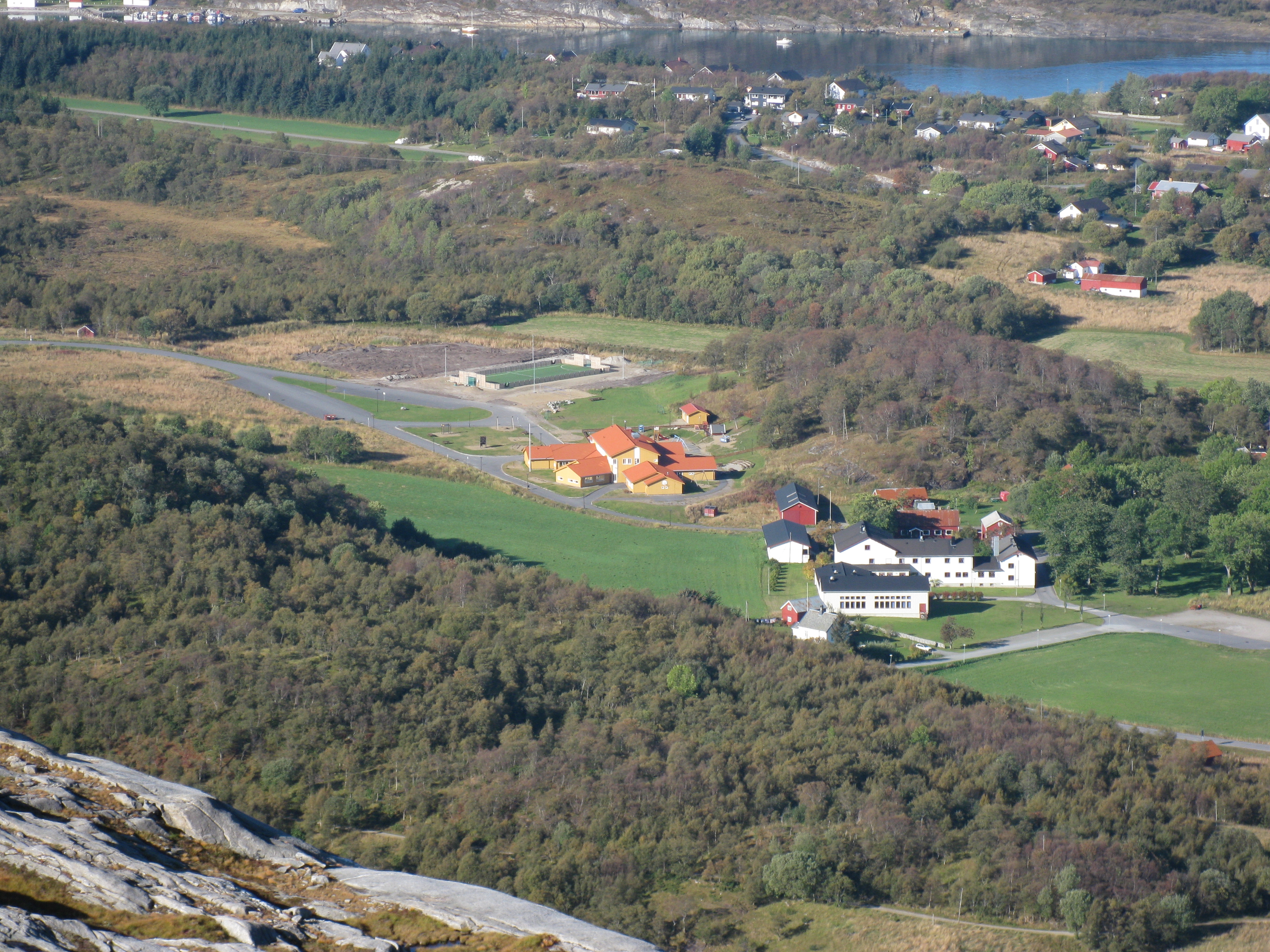 Bilde av skolen tatt fra fjellet