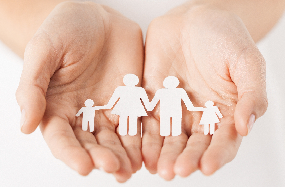 Bilde av en papirfamilie i en håndflate Bilde av en papirfamilie i en håndflate
