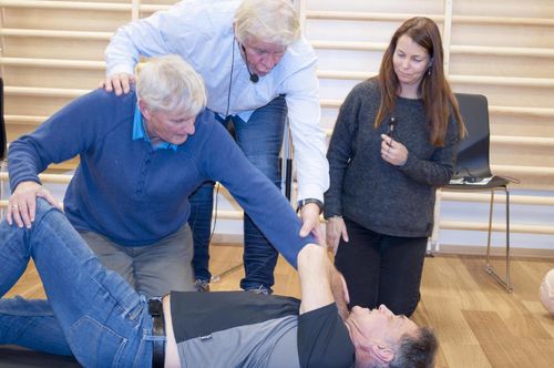 Cornelis van der Lijcke øver på stabilt sideleie sammen med Christen Y. Krosshøl, John Andersen og Therese Glosli Brynhildsen. Foto: Tommy A. Våge. Cornelis van der Lijcke øver på stabilt sideleie sammen med Christen Y. Krosshøl, John Andersen og Therese Glosli Brynhildsen.
