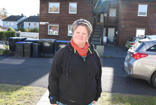 - Det er veldig lett å tenke negativt og på alt man kunne gjøre før. Man bør heller se på mulighetene, det som er nytt, mener Bibbi Hagerupsen. Foto: Roy-Morten Østerbøl. Døvblind kvinne står utenfor sitt hjem. Hun har på seg svart hettegenser og rødt sjal i halsen. Hun smiler i solen.