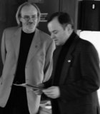 Olemic Thommessen, Stortinget (H), mottar 27.2. 2004 Rikssceneutredningen fra prosjektleder Jan Lothe Eriksen (Foto Kvinten)