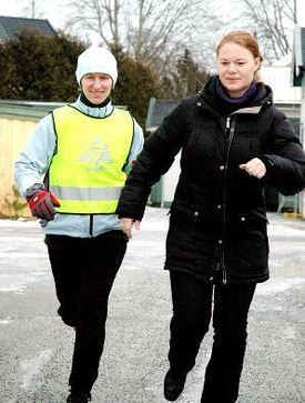 Berit Øie løper sammen med tolk Nina Torstensen.