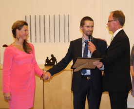 Prinsesse Märtha Louise (t.v), Tare Teksum og direktør ved Eikholt Nasjonalt ressurssenter for døvblinde, Roar Meland.