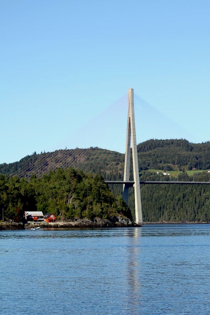 Den vakre Skarnsundbrua i augustsol Den vakre Skarnsundbrua i augustsol