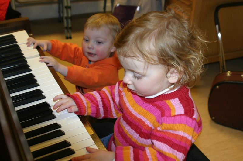 Barn og piano