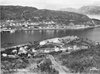 Sandvågen i forgrunn, Fiskenes i bakgrunnen