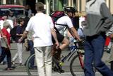 OSLO 20010626: Sykkelbud i trafikken, med sykkelhjelm.  Foto: Heiko Junge / Scanpix.