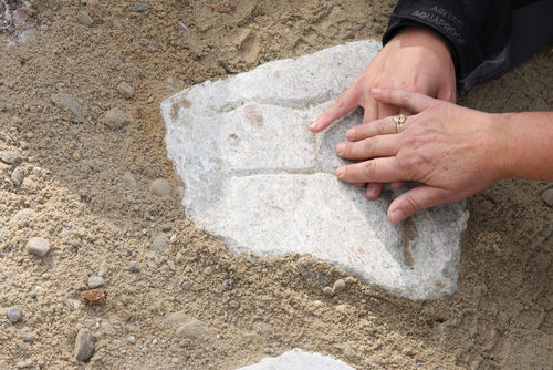 Taktil utforsking av steinskulptur (illustrasjonsfoto)