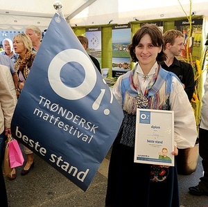 Anne Haga med diplomet for beste stand på Trøndersk Matfestival.