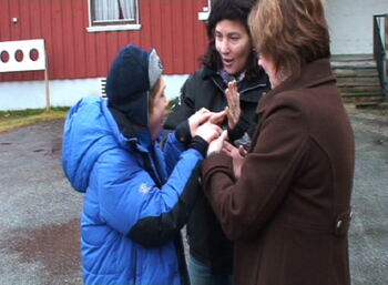 Eija Lundqvist møter Thomas og hans pedagog, Britt Ingeborg Hansen, for første gang i oktober 2010. De snakker om heis, og Thomas viser at han vil delta i samtalen som en tredje part.