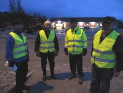 TRAFIKKVAKTER: Fire av de fem pensjonistene som med glede stiller opp for ungene i bygda. F.v. Carl Ivar von Køppen, Øystein Brattaker, Knut Berge og Leif Nervik. Femtemann er Kjell Jørgensen. TRAFIKKVAKTER: Fire av de fem pensjonistene som med glede stiller opp for ungene i bygda. F.v. Carl Ivar von Køppen, Øystein Brattaker, Knut Berge og Leif Nervik. Femtemann er Kjell Jørgensen.