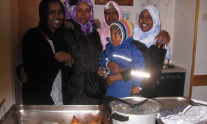 Somaliske damer byr på hjemlig mat