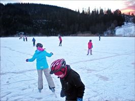 Barn som skøyter på isen Barn som skøyter på isen
