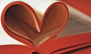 Sider i en bok formet som et hjerte.
