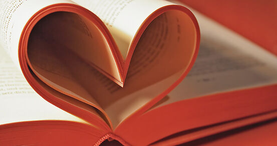 Sider i en bok formet som et hjerte.
