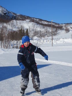 Sander på skøyter_400x533