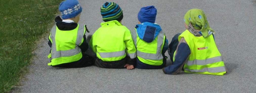 4 barn som sitter på vegen