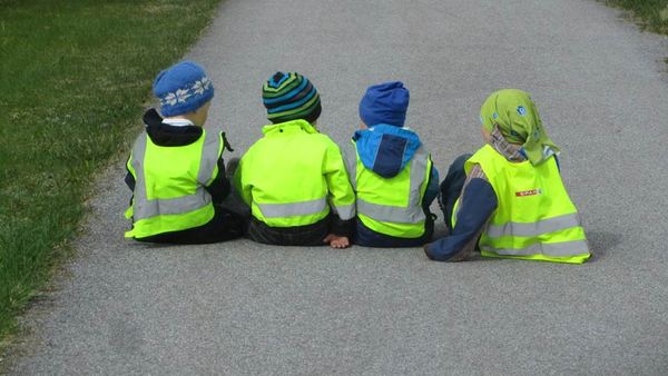 4 barn som sitter på vegen 4 barn som sitter på vegen