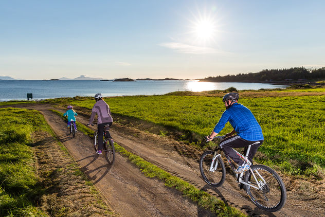Familie på sykkeltur på Horremsleira Einar Engdal Familie på sykkeltur på Horremsleira
