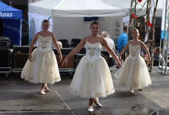 Jenter som danser ©Aukra kommune Jenter som danser