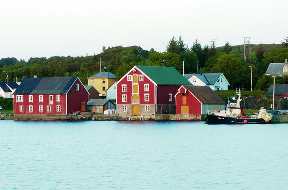 Røssøyvågen i ettermiddagssol