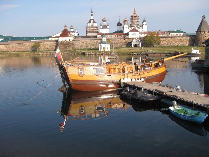 Solovki havn, båt Solovki havn, båt