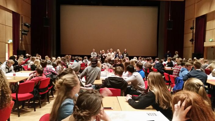 Resultat fra gruppearbeidet ble overrakt til ordfører Ida Stuberg. (Foto: Hege Ness Larsen) Resultat fra gruppearbeidet ble overrakt til ordfører Ida Stuberg. (Foto: Hege Ness Larsen)