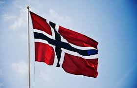 norsk flagg som vaier i vind