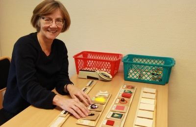 Gro Aasen, seniorrådgiver i Statped, viser fram planer og symboler for barn og ungdom som er blinde. Foto: Ole Bjørn Lier Gro Aasen