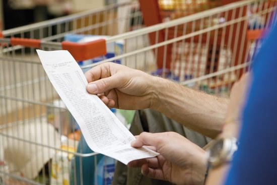 illustrasjon til servicetilbud. Kunde i butikk får hjelp med liste Shopping marts and carts illustrasjon til servicetilbud. Kunde i butikk får hjelp med liste