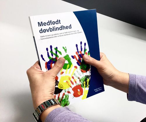 Foto: Roy-Morten Østerbøl Illustrasjonsbilde av boka «Medfødt døvblindhed – Støtte til børn og voksne, som er født med en syns- og hørenedsættelse eller blevet døvblinde kort efter fødselen»