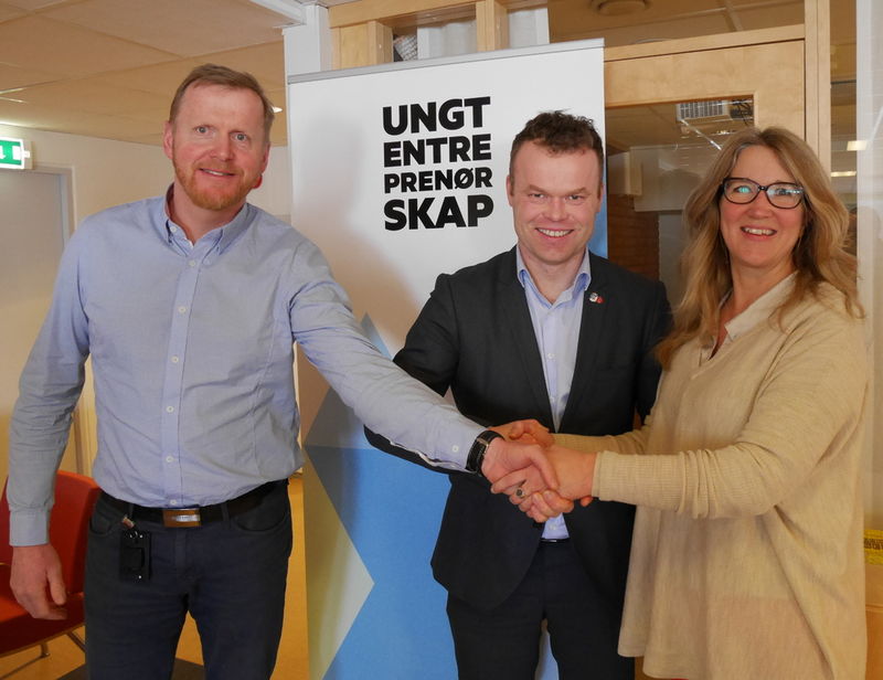 Fra venstre: skolesjef Håvard Ulfsnes, ordfører Espen Granberg Johnsen og daglig leder Ungt Entrepenørskap, Karin Rønning.