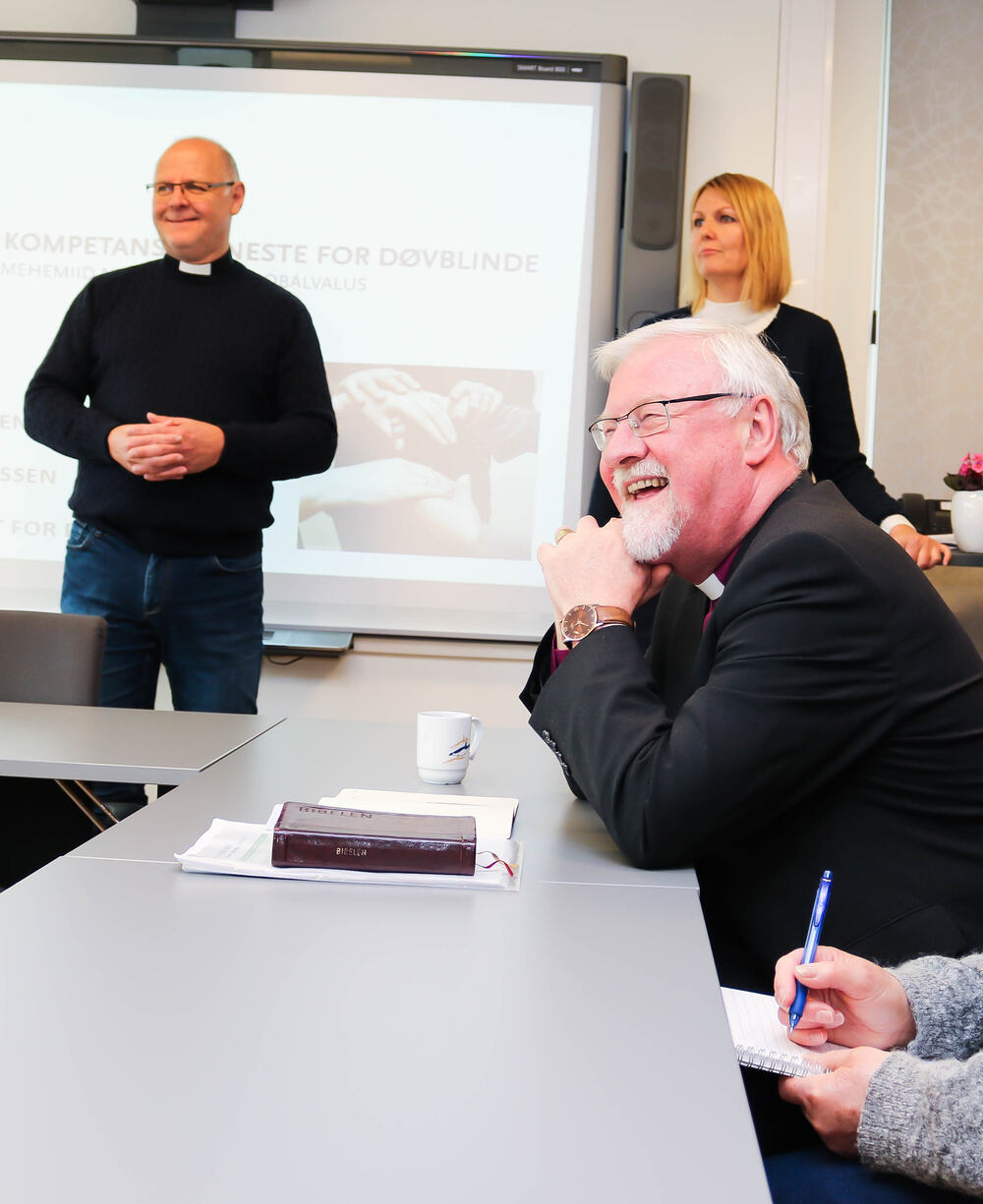 Biskop Ole Christian Kvarme smiler godt under møtet med NKDB/ RSDB.