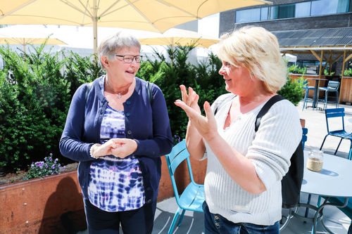 LSHDBs leder Å. Johansen og tolk/ledsager Inger Lise Vincent diskuterer utenfor Scandic hotell Fornebu.