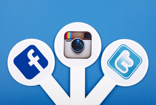 Illustrasjonsbilde. Illustrasjonsfoto. Facebook, Instagram og Twitter på rekke og rad.