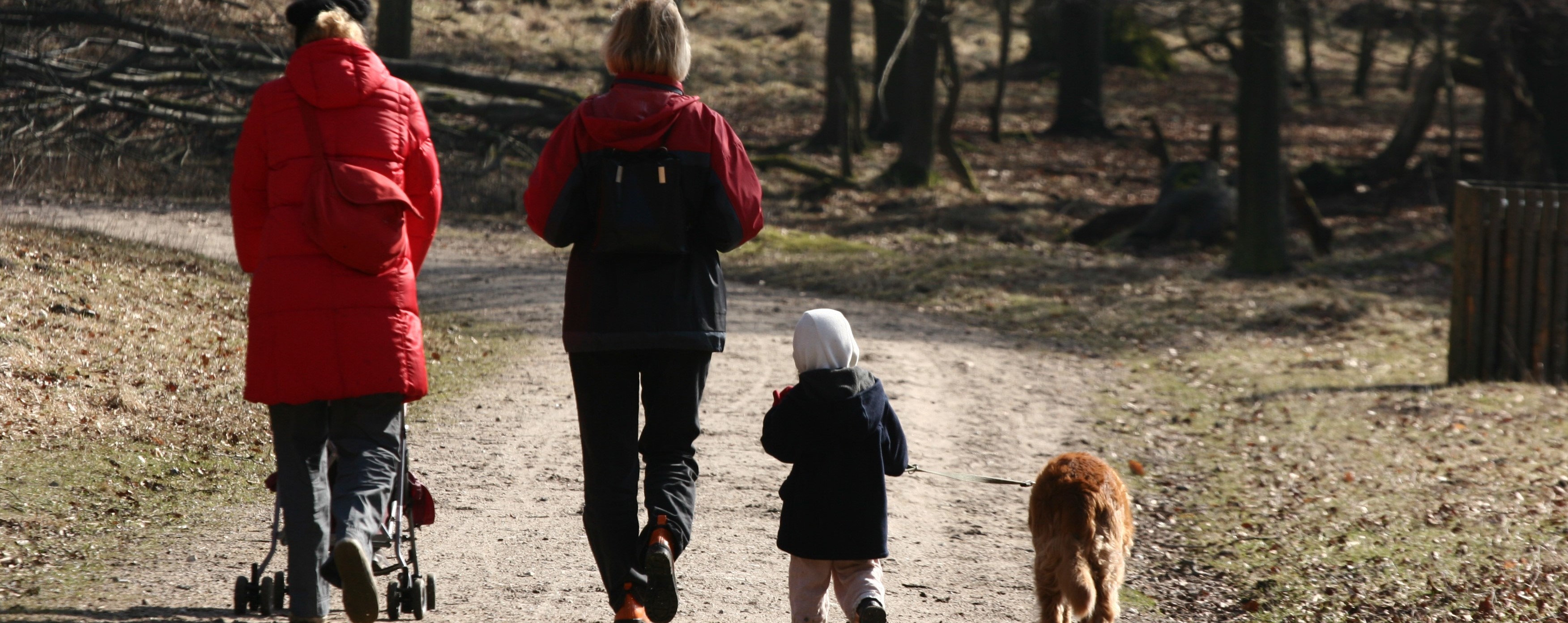 Illustrasjonsbilde av familie med hund