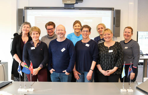 Ni representanter fra Nordic charge network samlet i Vk-rommet til Regionsenteret for døvblinde i Tromsø.