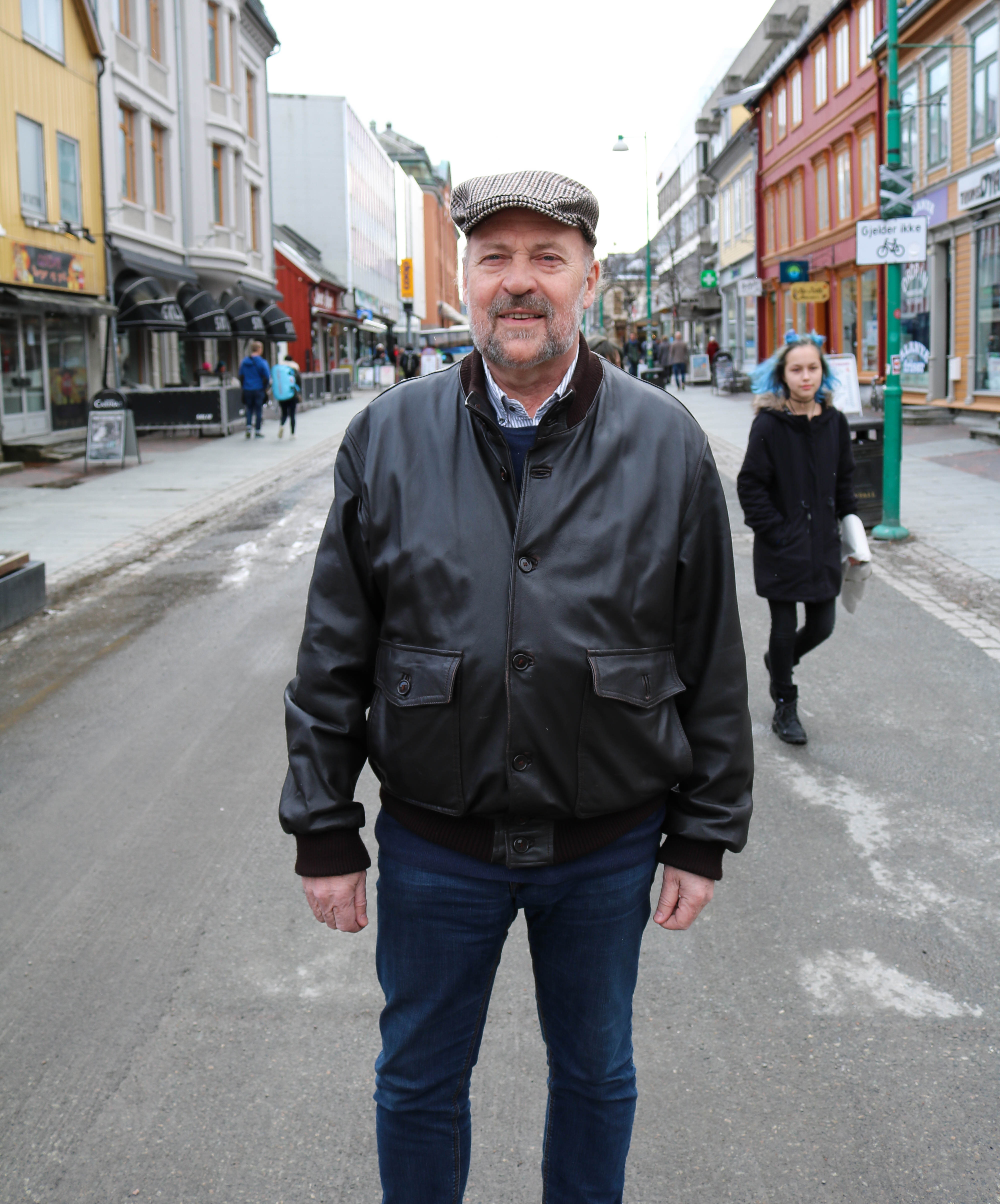 Spesialpsykolog Bertil Bjerkan står i Storgata i Tromsø. 