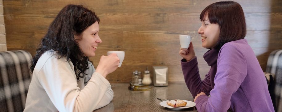 Bilde av to kvinner som drikker kaffe på kafe.