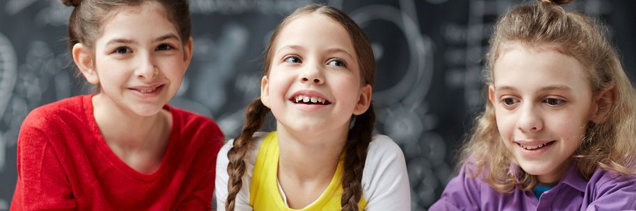 Bilde av jenter på skolen