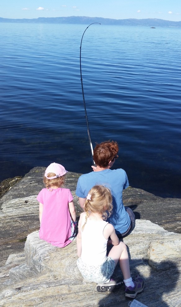 Barn og voksne fisker på Hammeren nedenfor Saksvik