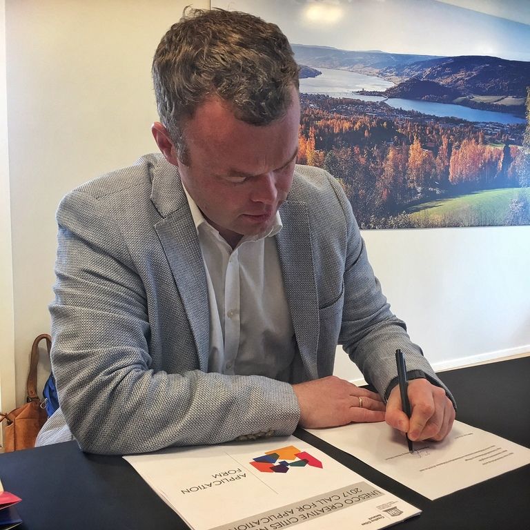 Ordfører Espen Granberg Johnsen signerer UNESCO-søknad.