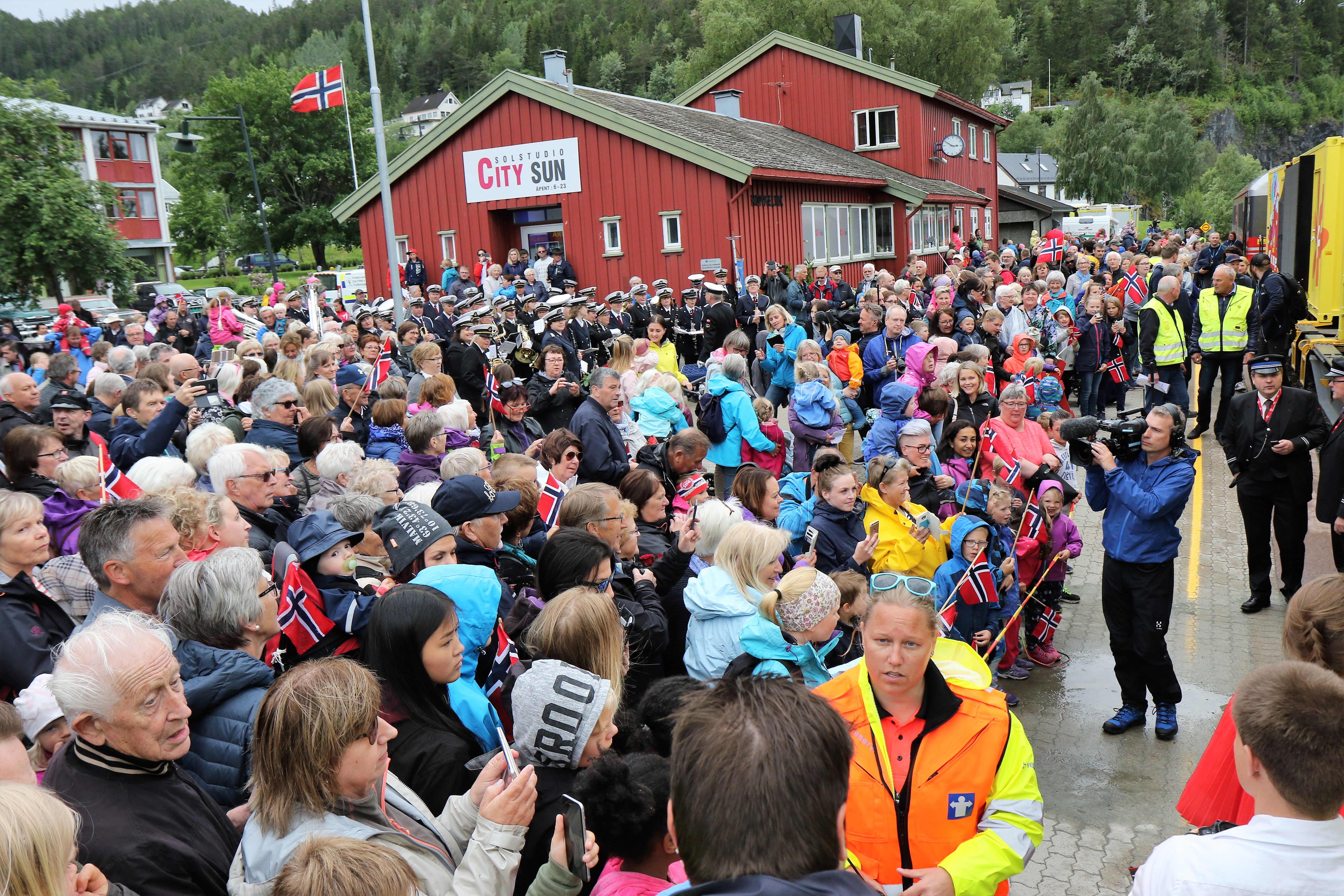 Bilde av folkemengden i Hommelvik