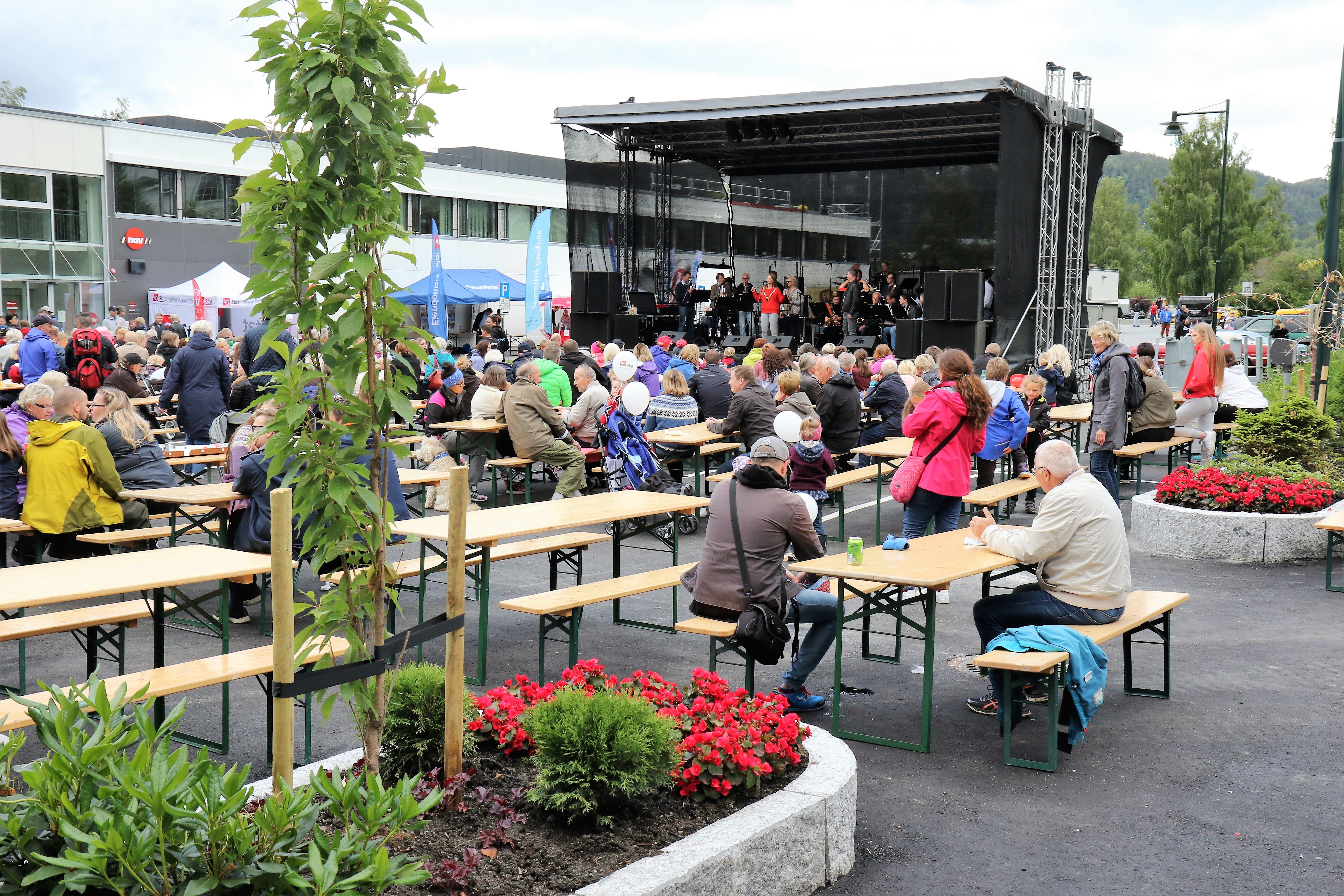 Bilde av Rådhusplassen med folk og SKA-frika på scenen