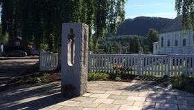 Bilde av minnesmerket i Hommelvik etter 22. juli, utenfor Hommelvik kirke