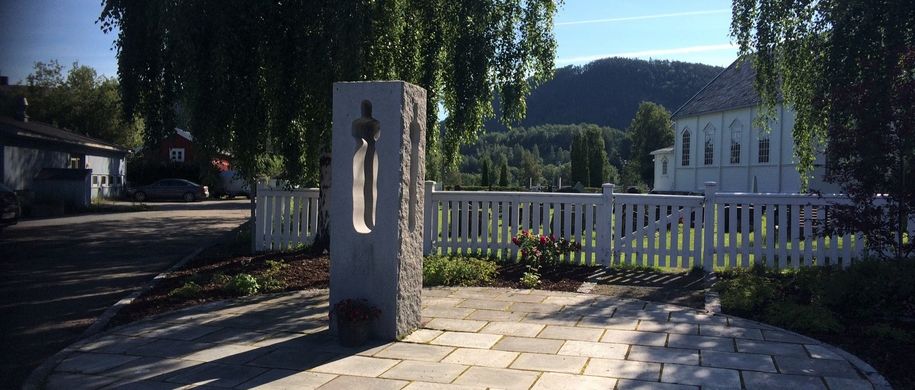 Bilde av minnesmerket i Hommelvik etter 22. juli, utenfor Hommelvik kirke